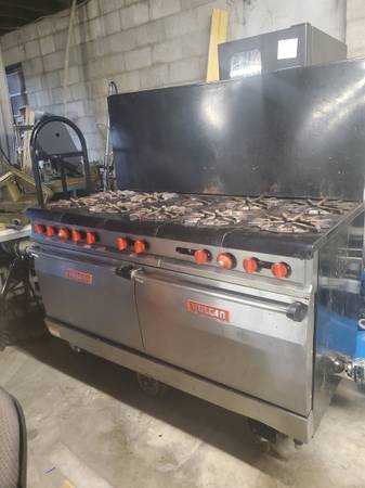 VULCAN 10 BURNER OVER DOUBLE OVEN - $1,675 (Greenv