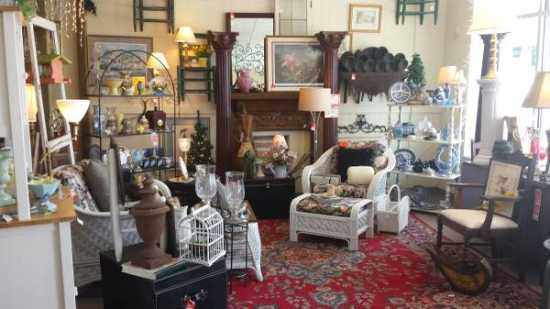 2 Blondes Savvy Consignment and gift shop (Laurens